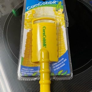 Corn cobbr kernel remover from corn on the cobb